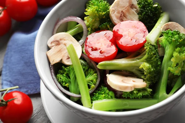 Brokoli Salatası Masasında, closeup ile çanak