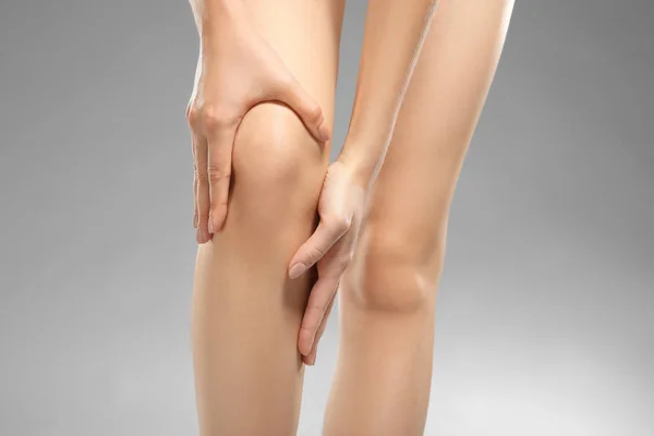 Young woman suffering from leg pain — Stock Photo, Image