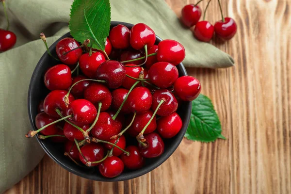 Sabrosas cerezas maduras —  Fotos de Stock