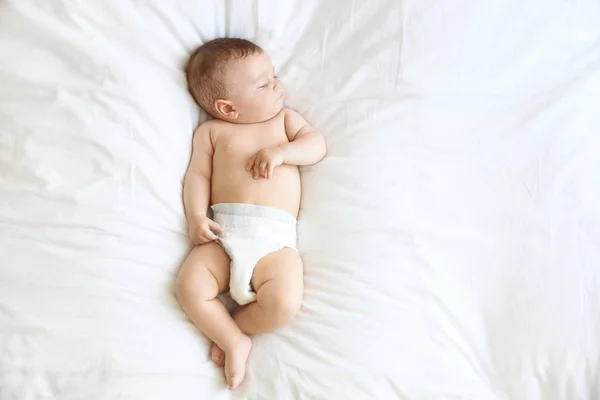 Niedliches kleines Baby schläft zu Hause auf dem Bett — Stockfoto