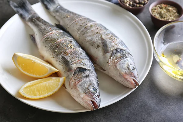 Färsk fisk med skivor av citron — Stockfoto