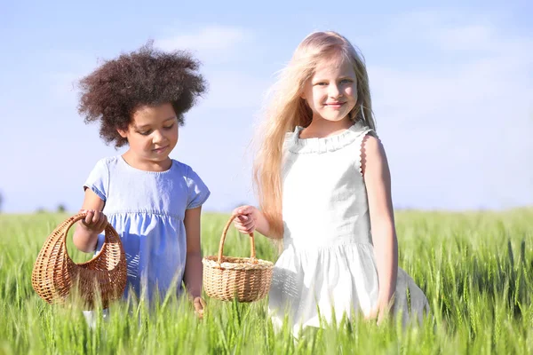 Boldog kis lányok, a zöld mezőben — Stock Fotó