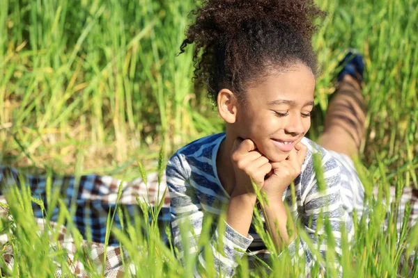 Yeşil alan küçük Afro Amerikan kız