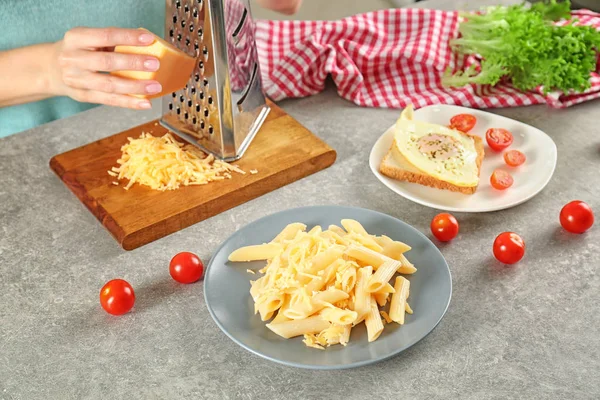 Mutfakta masada lezzetli yemek hazırlama kadın