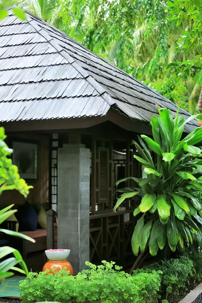 Edificio in bellissimo giardino tropicale — Foto Stock