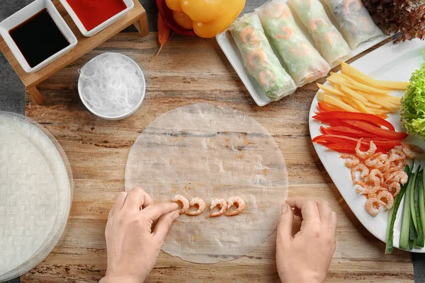 Mujer preparando rollos de primavera — Foto de Stock