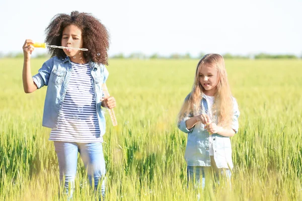 Boldog kis lányok, a zöld mezőben — Stock Fotó