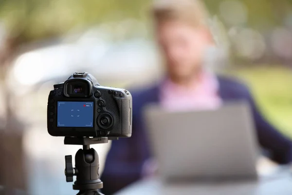 Jeune blogueur enregistrement vidéo dans le café — Photo