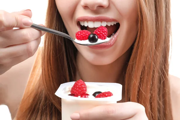 Woman eating yogurt — Stock Photo, Image