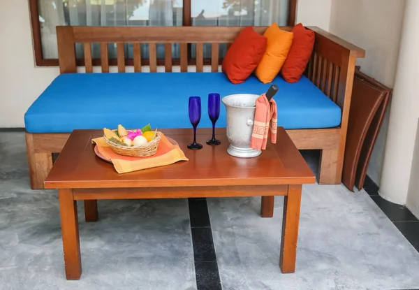 Conjunto de mesa para data romântica no resort — Fotografia de Stock