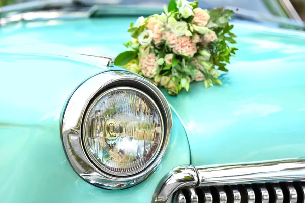 Hermosa decoración floral en coche de boda — Foto de Stock