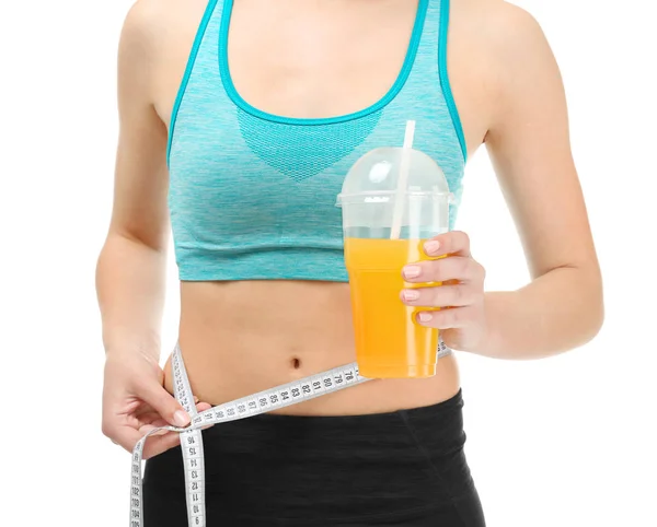 年轻的妇女与测量磁带和果汁的白色背景。饮食概念 — 图库照片