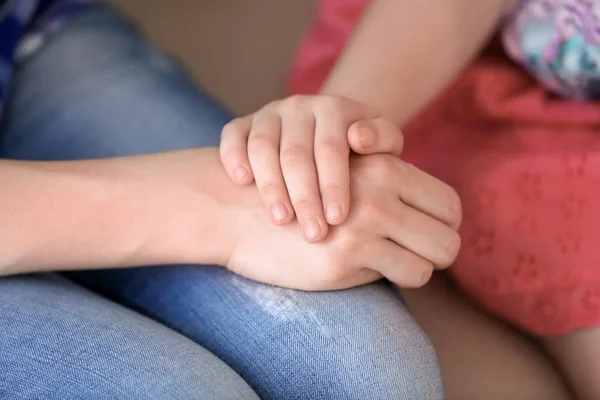 Moeder en dochter samen hand in hand closeup — Stockfoto