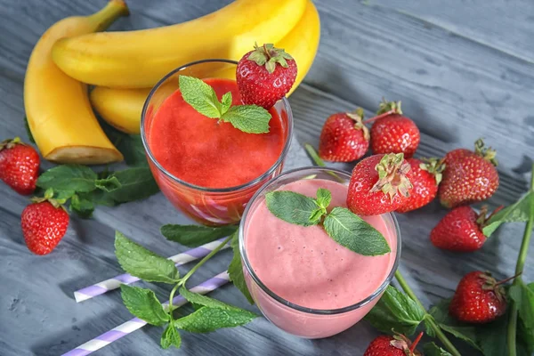 Lunettes de smoothies aux fraises et bananes fraîches — Photo