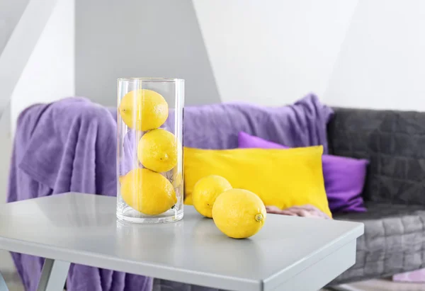 Vase en verre avec citrons — Photo