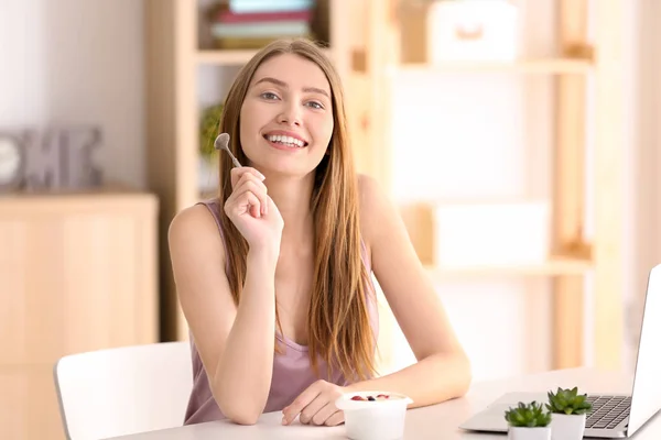 Frau isst Joghurt — Stockfoto