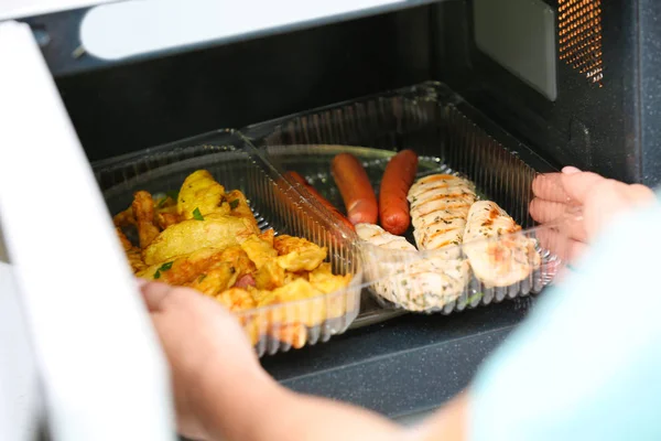 Konteyner mikrodalga fırına koyarak kadın