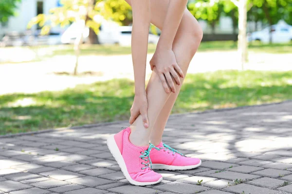 Genç kadın bacak ağrısı acı