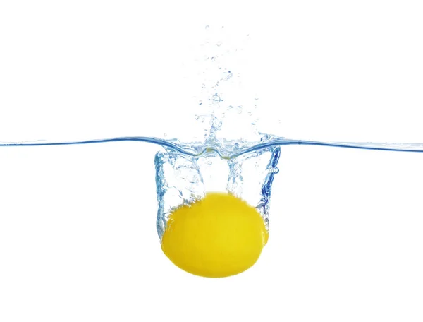 Falling lemon into water — Stock Photo, Image