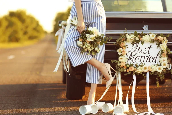 Gelin dekore edilmiş araba yakınındaki