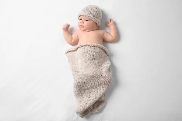 Симпатичный новорожденный ребенок в вязаном коконе на белом фоне — стоковое фото