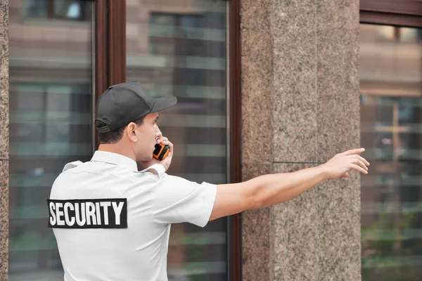 Guardia di sicurezza maschile con radio portatile, all'aperto — Foto Stock