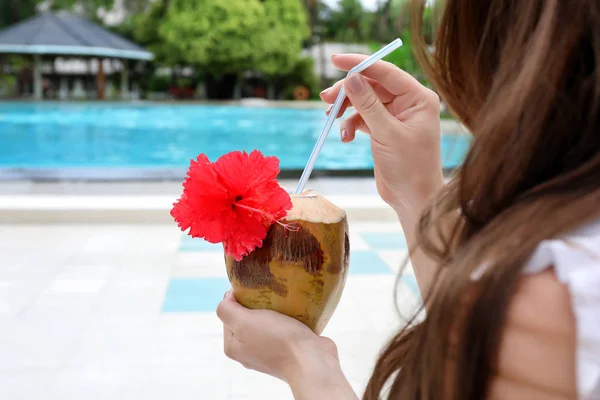 Vrouw met verse kokosnoot cocktail — Stockfoto