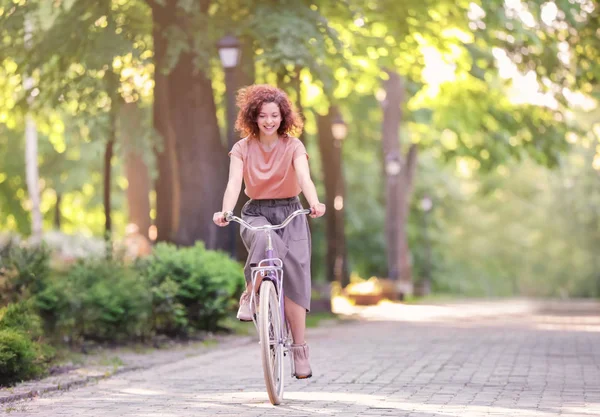 Piękna młoda kobieta z rowerem, na zewnątrz — Zdjęcie stockowe