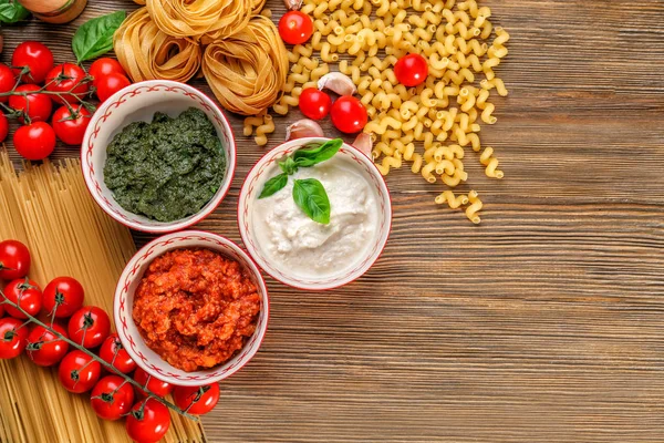 Pesto, bolognese ve makarna için beyaz soslar ile kompozisyon — Stok fotoğraf