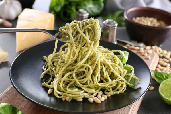 Lezzetli makarna üzerine çatal pesto sos ile