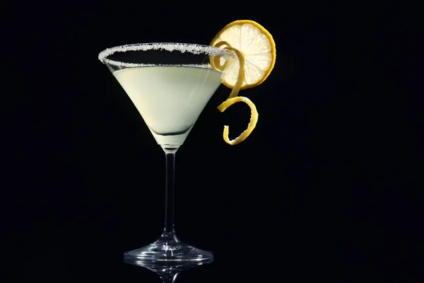 Verre de martini citron goutte — Photo