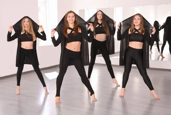 Grupo de jóvenes bailarines en estudio —  Fotos de Stock