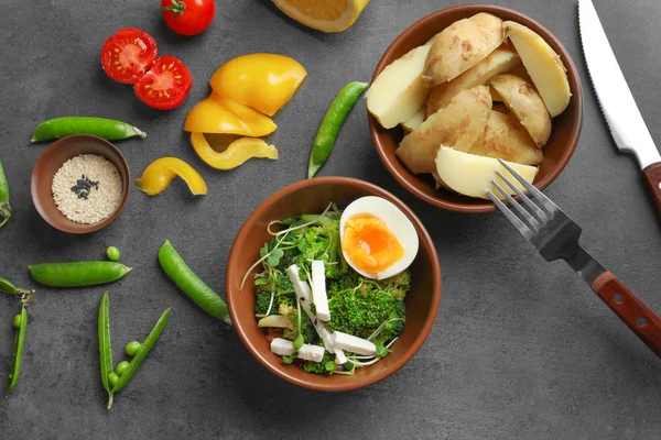 Блюдо с салатом брокколи на столе — стоковое фото