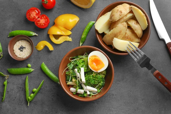 Plato con ensalada de brócoli en la mesa — Foto de Stock