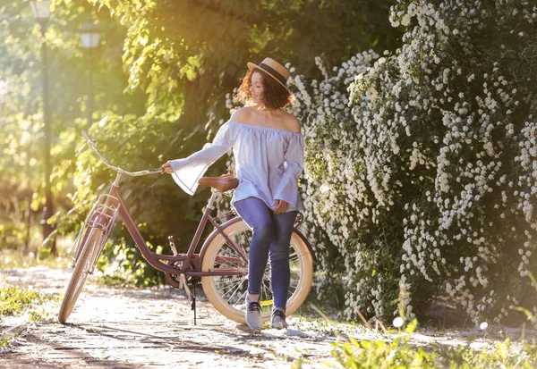 Bisiklet, açık havada olan güzel kadın