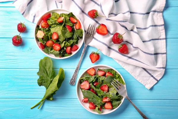 Çilekli ıspanak salatası.