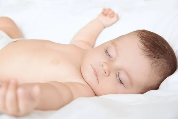 Carino bambino che dorme sul letto a casa — Foto Stock