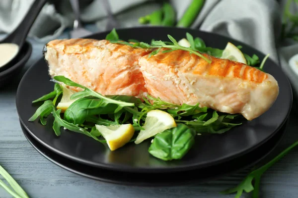 Plaat met een plakje zalm — Stockfoto