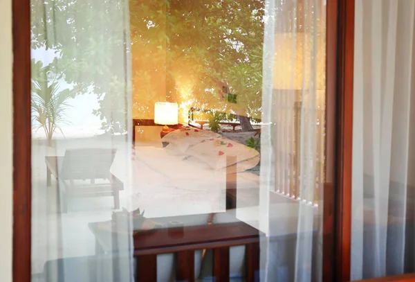 Vista della moderna camera d'albergo al resort tropicale attraverso la finestra — Foto Stock