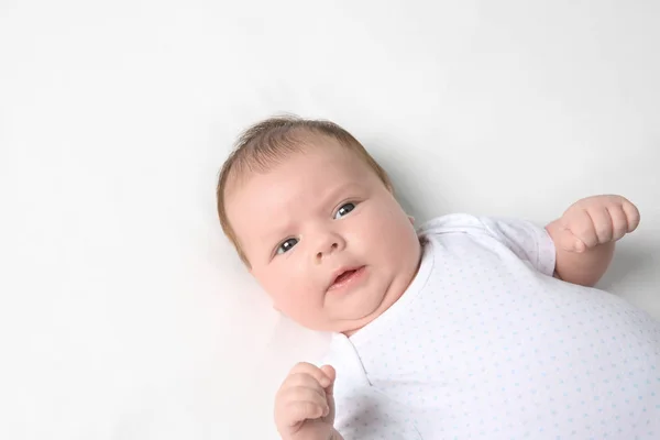 Милый новорожденный ребенок на белом фоне — стоковое фото