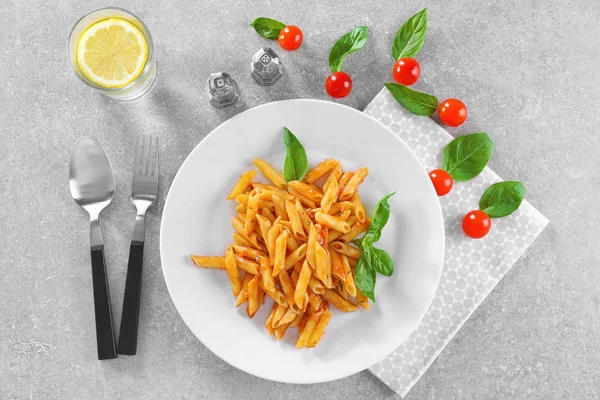 Leckere Pasta mit Tomatensauce — Stockfoto