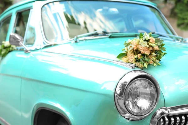Güzel çiçek dekorasyon düğün araba