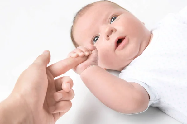 Aranyos kis baby gazdaságban anya ujj fehér háttér — Stock Fotó