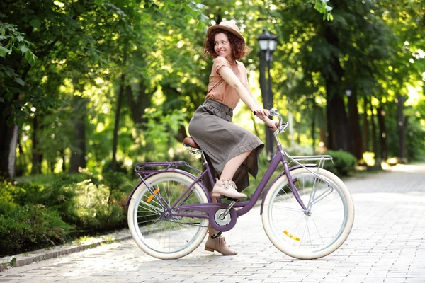 Bisiklet, açık havada olan güzel kadın