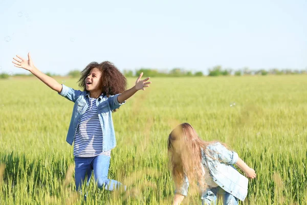 Yeşil alan içinde mutlu küçük kızlar
