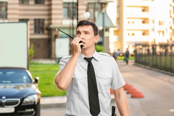 Guardia de seguridad masculino con radio portátil, al aire libre — Foto de Stock