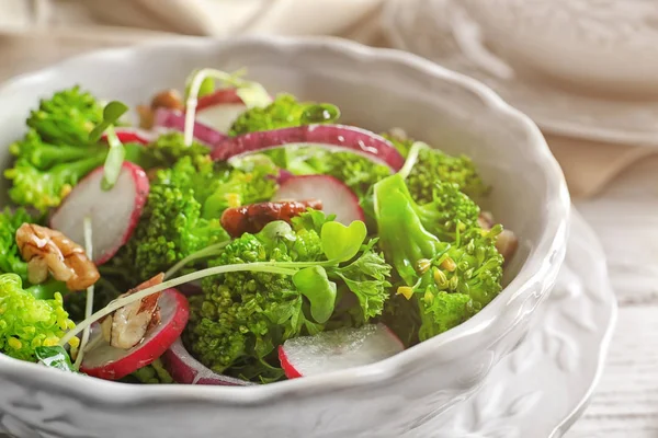 Brokoli Salatası Masasında, closeup ile çanak