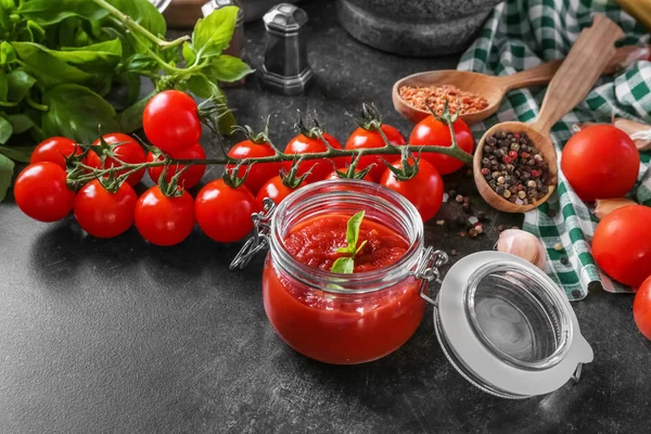 Välsmakande tomatsås till pasta — Stockfoto