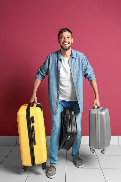 Man with overweight luggage — Stock Photo, Image