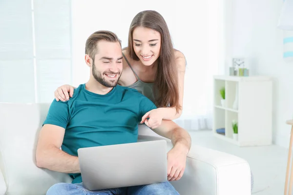 Jong koppel zoeken naar informatie — Stockfoto